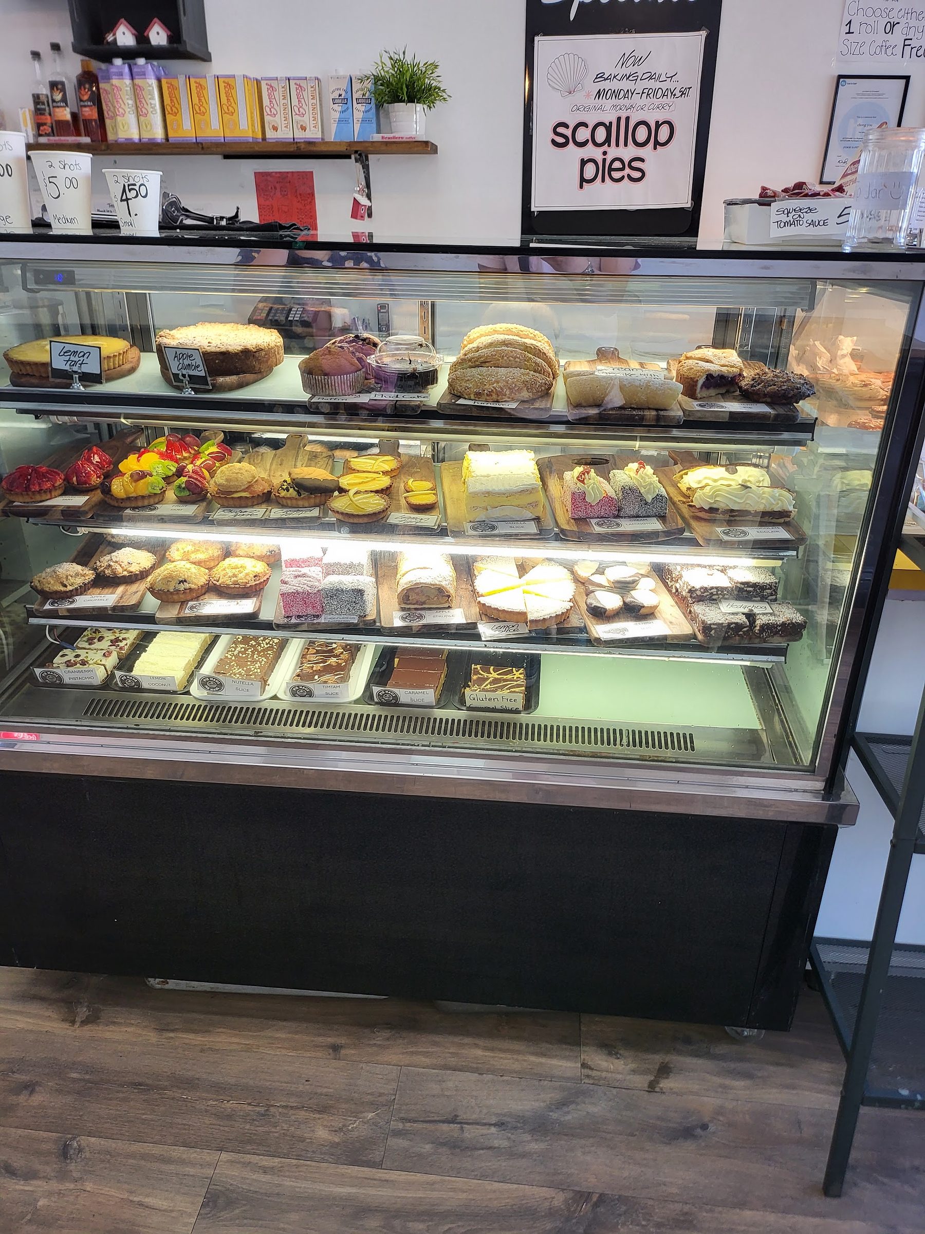 The cake and slice cabinet